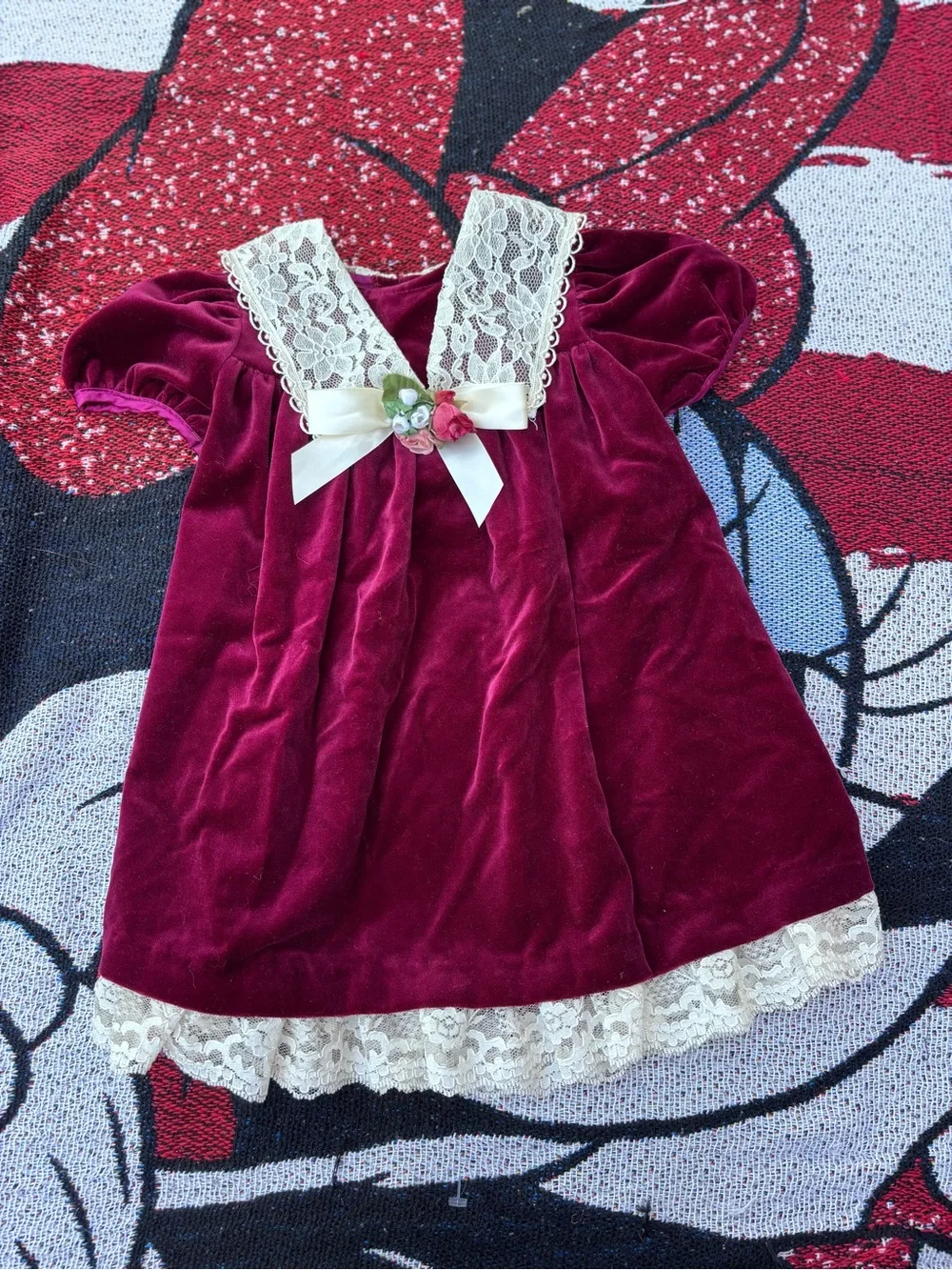 VINTAGE RED VELVET LACE COLLAR FLORAL ACCENT GIRLS DRESS SIZE 2T